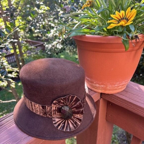 LOUISE GREEN Designer NWT Cloche Brown Wool Felt Velour HAT - Picture 5 of 9
